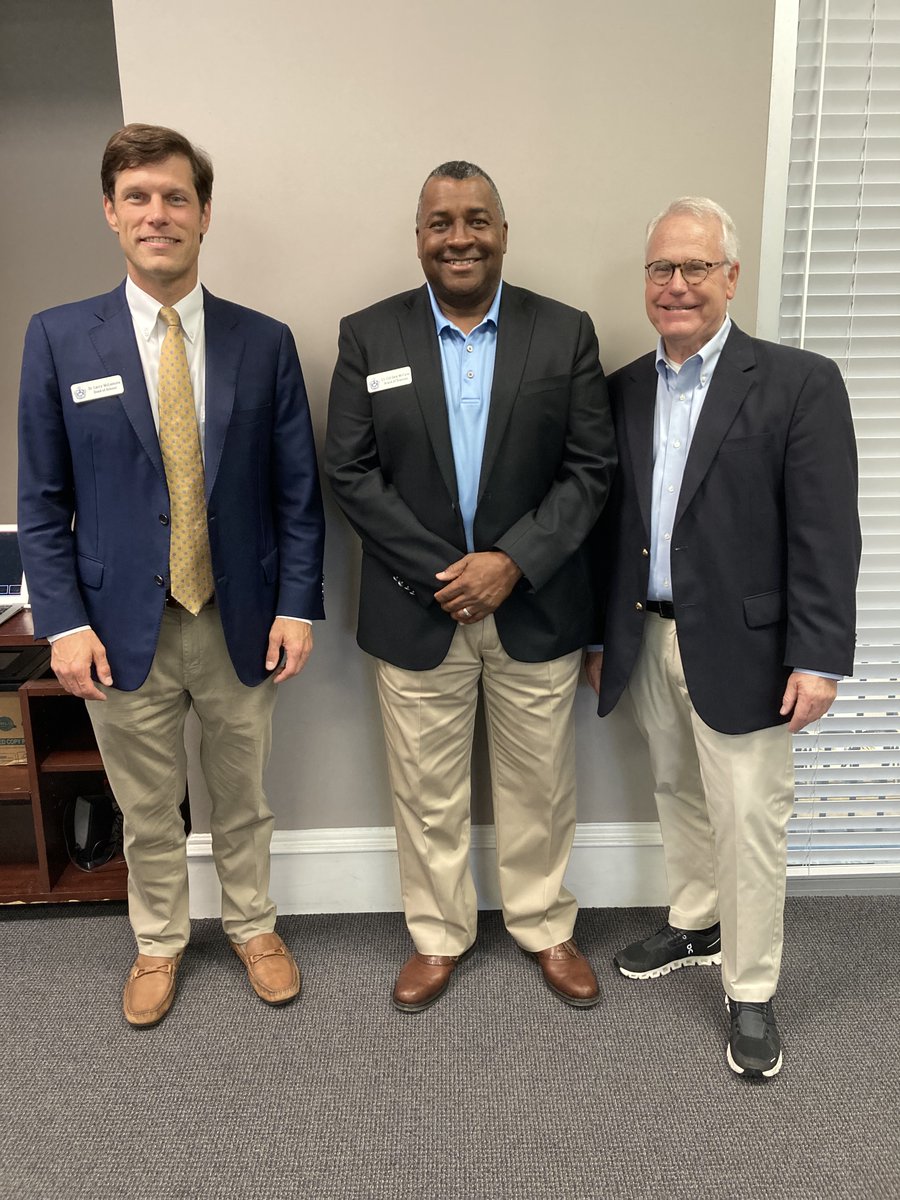 WilliamRMottPhD's tweet photo. I spent a wonderful day with the board and head of school at St. James School in Montgomery, AL. It’s always an honor to be with a group that works to be a best practices board of trustees and fully embraces board education. Glad to be with them again. https://t.co/ZGz6rk8uFy