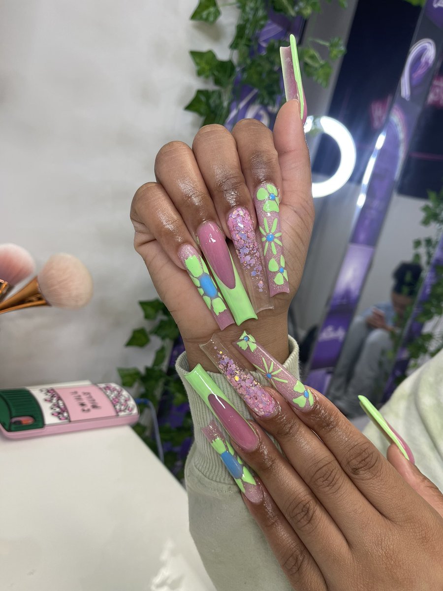 urfavvnailtech1's tweet photo. I looove greens and blues together 💕🥹🥹 my clients are just adorable, Lisa was my inspiration. https://t.co/F0FtLmWXmx