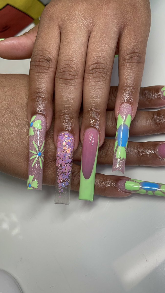 urfavvnailtech1's tweet photo. I looove greens and blues together 💕🥹🥹 my clients are just adorable, Lisa was my inspiration. https://t.co/F0FtLmWXmx