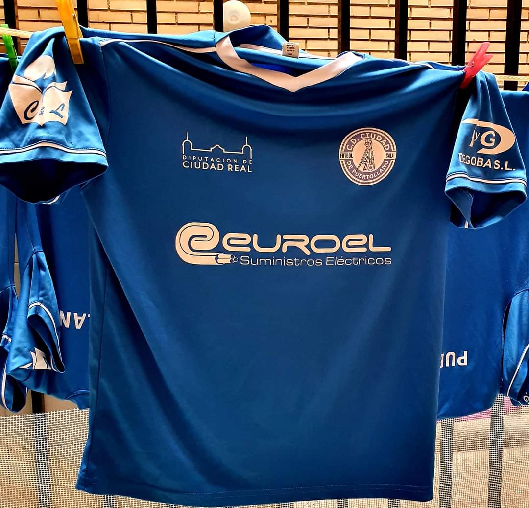 d_puertollano's tweet photo. 💪💜 Ya está preparada la equipación para el entrenamiento de mañana, todo trabajo tiene su recompensa.

#SomosUnClubConValores
#OrgullososDePuertollano
#SomosAzules
#NosVemosEnElRivilla https://t.co/KsJy96z1Jl