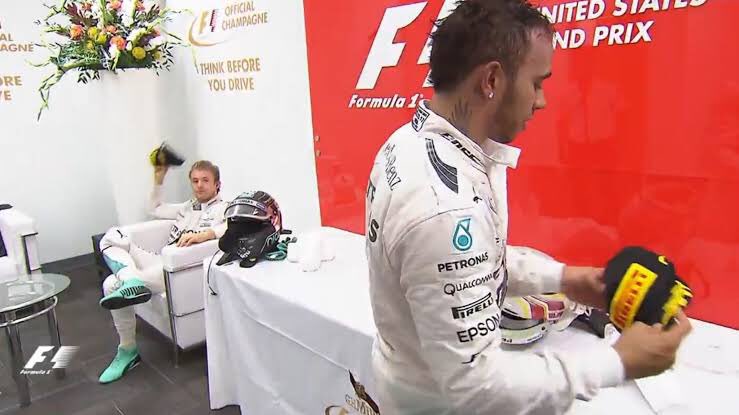 H44MlLTON's tweet photo. lewis hamilton giving caps to his biggest fans 💜 https://t.co/MYBtRZa28t
