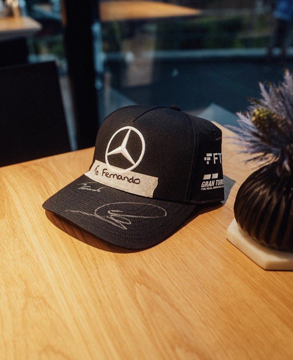 H44MlLTON's tweet photo. lewis hamilton giving caps to his biggest fans 💜 https://t.co/MYBtRZa28t