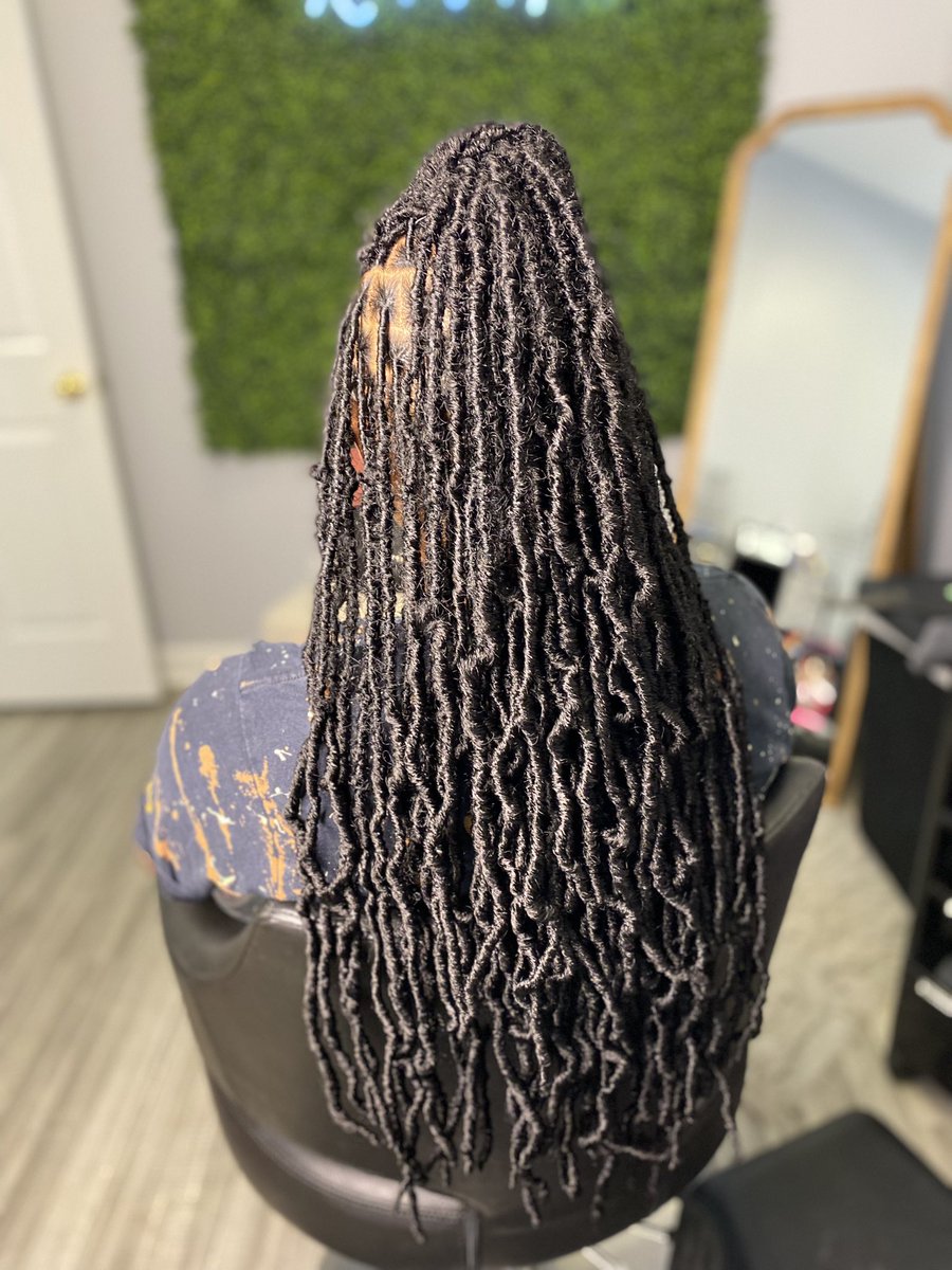 weishaaa_'s tweet image. Tell a friend to tell a friend! My work is like that. 🥰 #336 #704 #ncstylist #locs #softlocs #butterflylocs #uncg #wssu #ncat #uncc #ecu