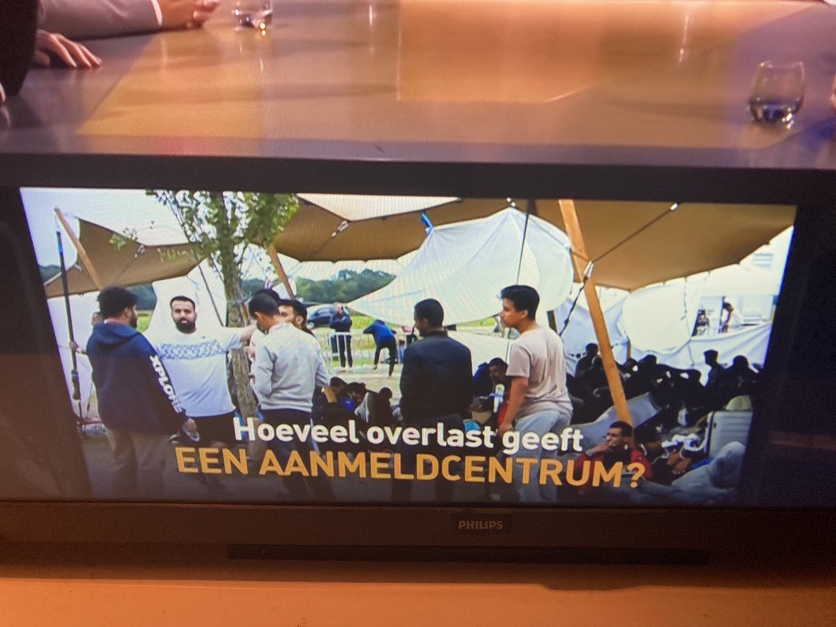 Ik val hier in. Waarom de hel ga je vanaf daar een uitzending maken? Maar deze tekst ook, hoe ver kun je gaan voordat je als publieke zender gewoon aan het opruien bent? @op1npo