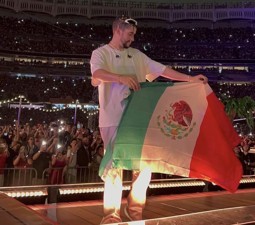 gio__palace's tweet image. Bad bunny holding the Mexican flag 🇲🇽 🔥