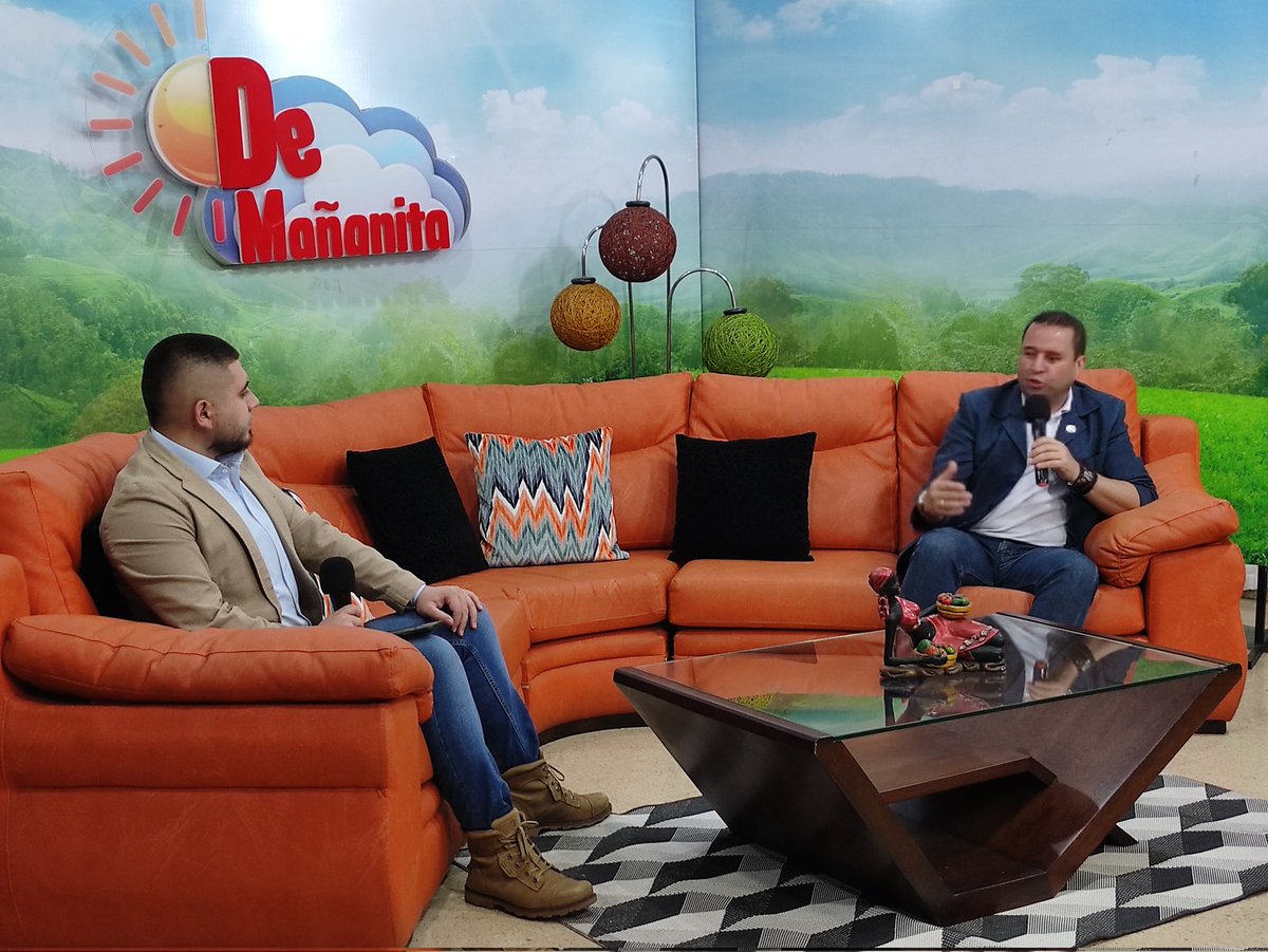 LicoreraBoyaca's tweet photo. Gerente de @nlboyaca, @SergioTolosaAce invitado al programa #DeMañanita de @ElkanalTunja

✅Cambio de imagen de ron y ónix
✅Municipios apoyados en fiestas
✅Transferencias: deporte, salud, educación e infraestructura
✅Apertura de mercados
✅Responsabilidad Social Empresarial https://t.co/4npbl0s0L5
