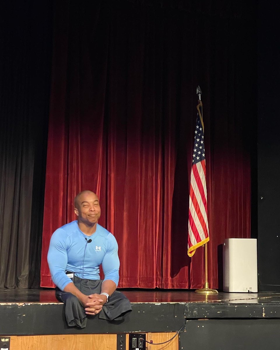 m_goldspiel's tweet photo. The 2022-23 guest speaker for our Superintendent’s Conference Day was 💙@rohanmurphy! His story - be thankful, offer no excuses, and realize that each of us here in Roslyn (no matter our title) can impact students for a lifetime. Watch his @Nike ad! https://t.co/yHeut2b57j https://t.co/31gmZ0Grrc