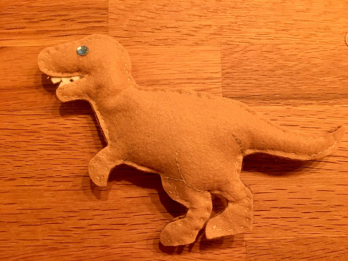 Streetdigger2's tweet photo. Zum Vulkan ist nun auch noch ein Dino dazu gekommen. Handgenäht von meiner Frau. Soll auch auf die Schultüte. Und wenn die Tochter nicht ausflippt dabei, dann weiß ich auch nicht. https://t.co/6aFmtjanUV