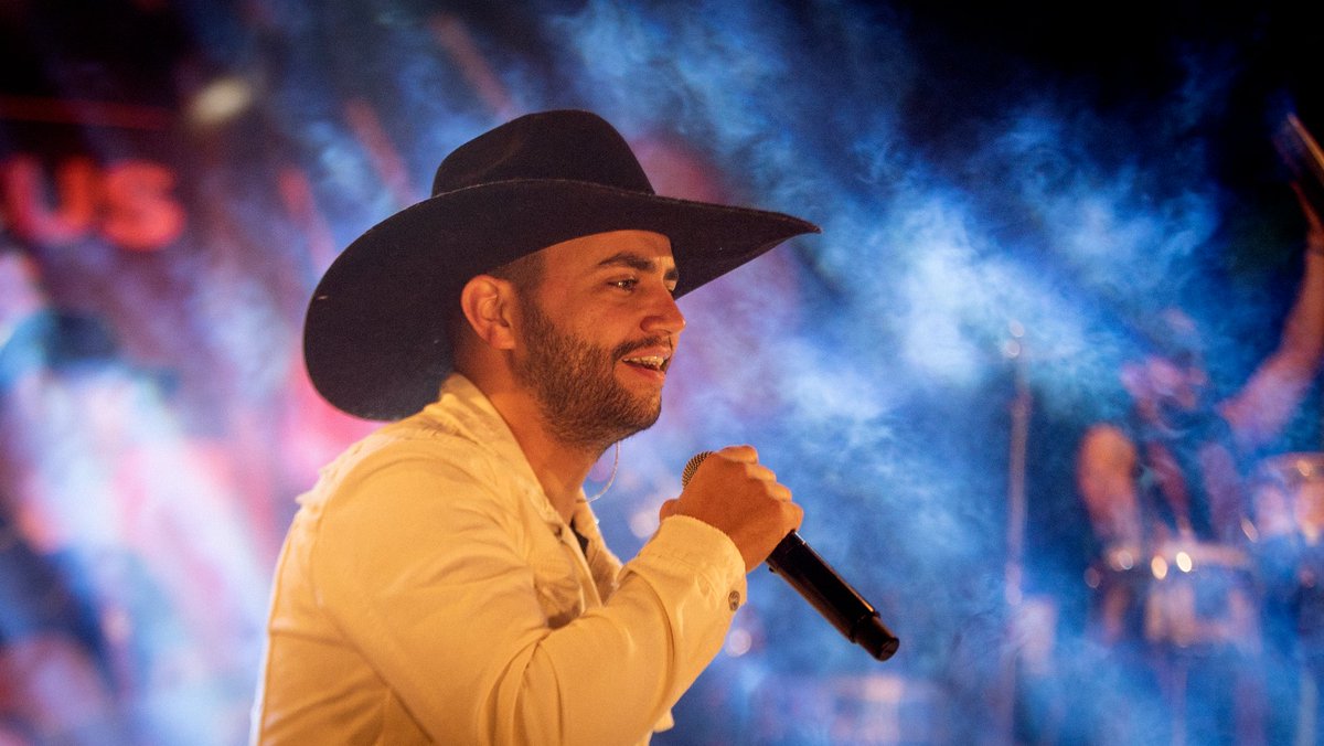 jmevoficial's tweet photo. Quem aí já viu Juan Marcus &amp; Vinícius ao vivo esse ano? E quem ainda não viu, quer show aonde? 💥💛

#JMeV #aovivo #sertanejo https://t.co/wUaQSidxf6