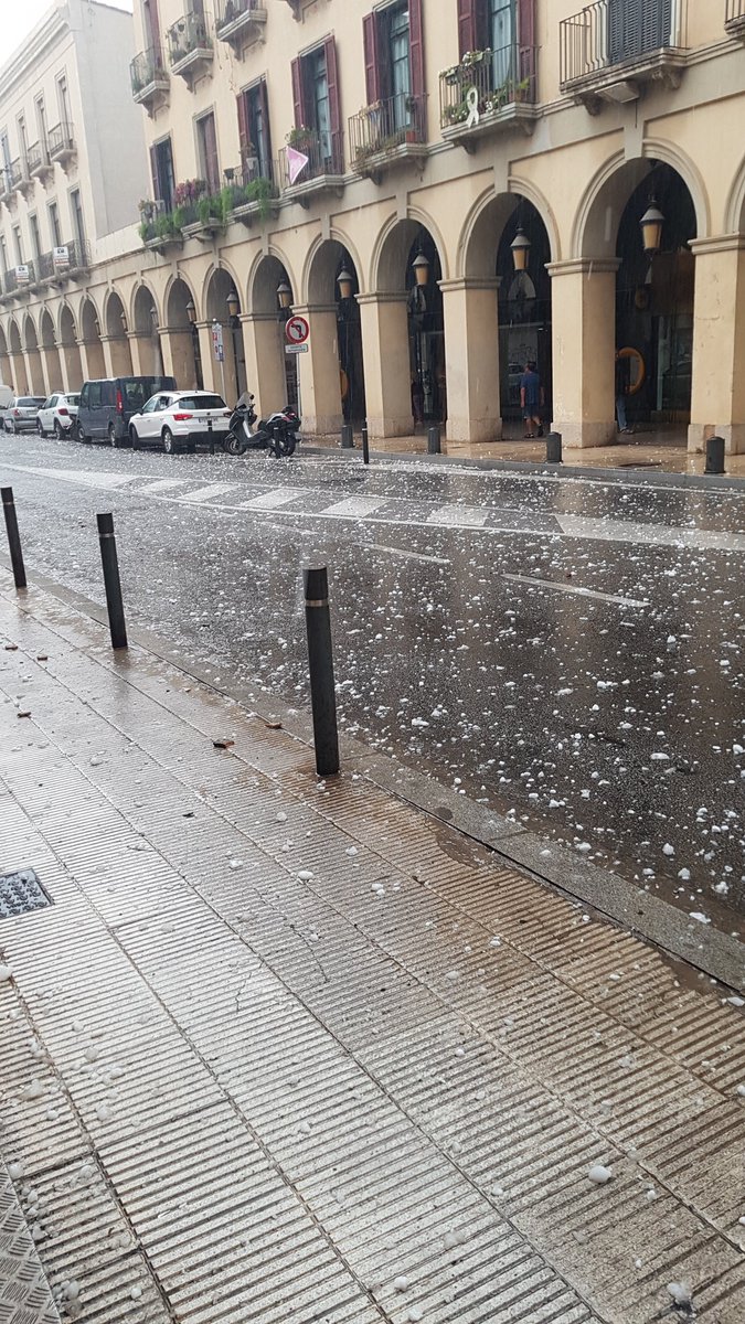 AnnaBlay2's tweet photo. Pedregada monumental i històrica a la Bisbal d'Empordà.
#labisbaldempordà
#baixempordà https://t.co/ESa6RofMuZ
