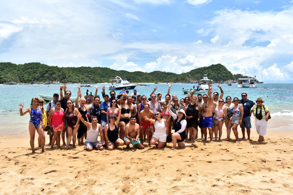 NexosTuristicos's tweet photo. #SabiasQue | El destino turístico de #Huatulco está conformado por 9 bahías con 36 playas, y en el marco de la #ConvencionAMAVCDMX2022
#AMAVCDMXenHuatulco socios @AMAVCDMX que preside @Julian_ArroyoC @JulianA90783928 recorrieron a bordo de catamarán algunas de ellas: #PlayaMaguey https://t.co/6lBbcPTN6t