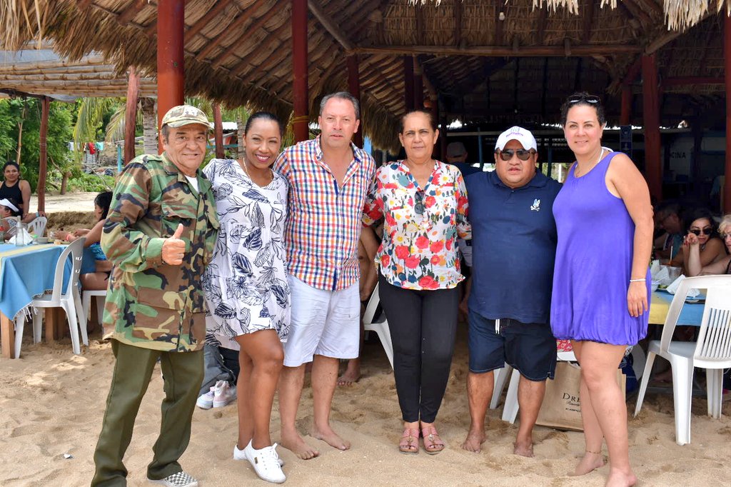 NexosTuristicos's tweet photo. #SabiasQue | El destino turístico de #Huatulco está conformado por 9 bahías con 36 playas, y en el marco de la #ConvencionAMAVCDMX2022
#AMAVCDMXenHuatulco socios @AMAVCDMX que preside @Julian_ArroyoC @JulianA90783928 recorrieron a bordo de catamarán algunas de ellas: #PlayaMaguey https://t.co/6lBbcPTN6t