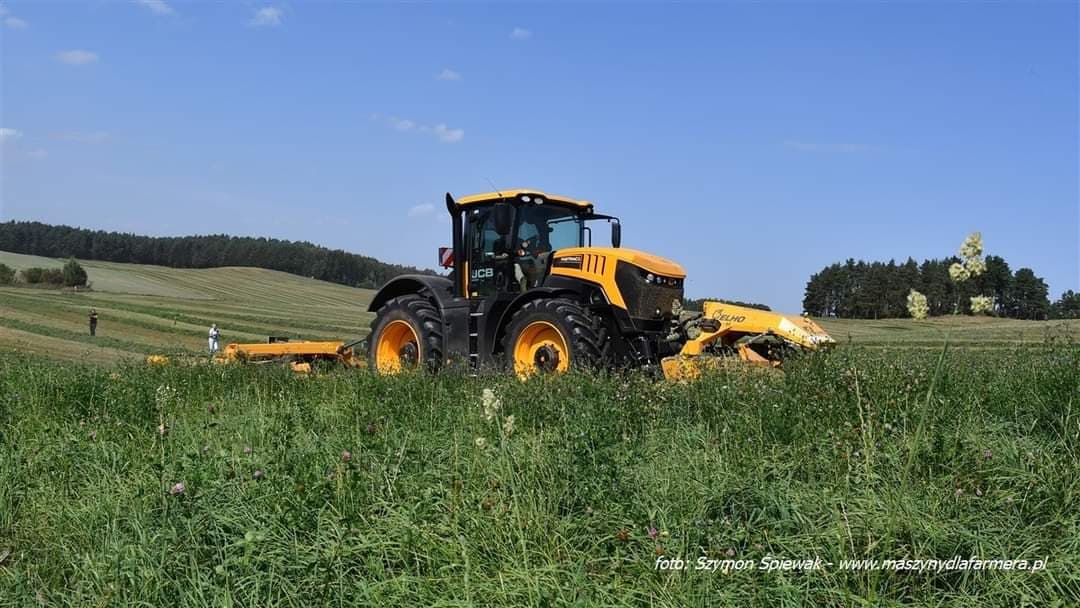 profiMagazin's tweet photo. Ein #JCB Fastrac 8330 mit einer #Elho Mähkombi. https://t.co/YEq8tECwZ0