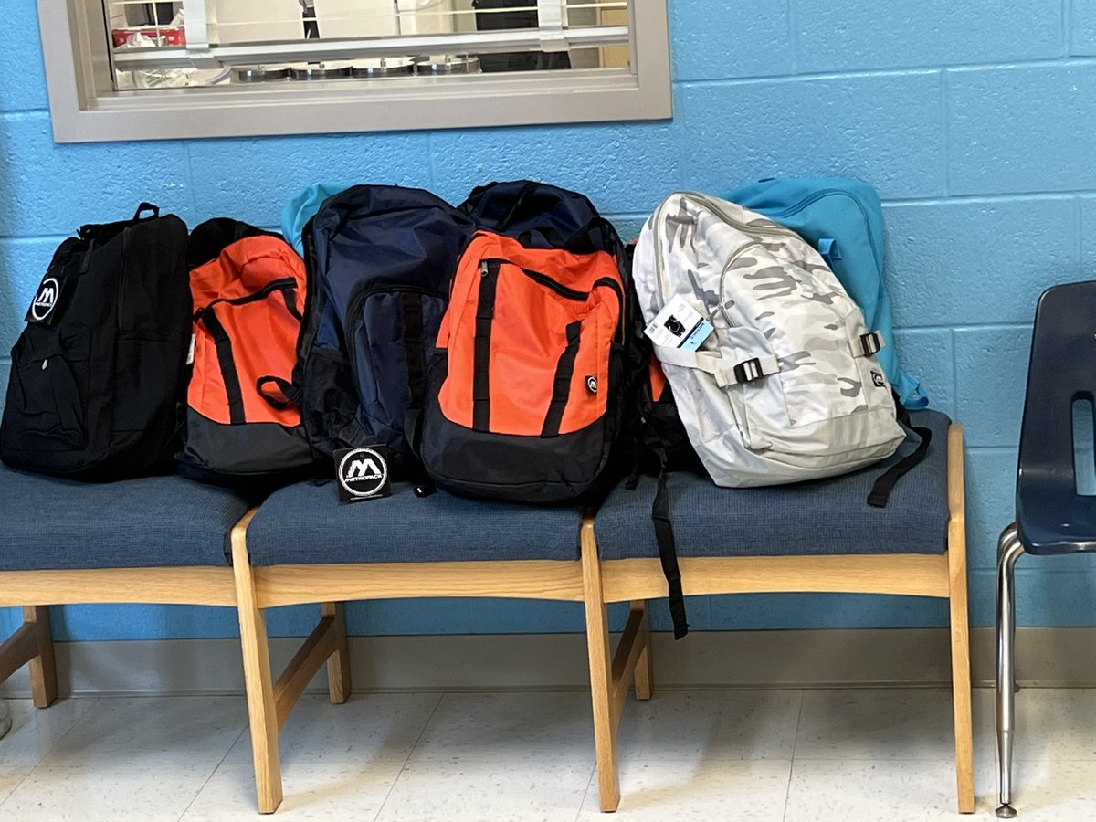 GlebeAPS's tweet photo. Calloway United Methodist Church donated these wonderful backpacks full of school supplies! Thank you so much from Glebe. #APSVolunteersAreBack #APSGetInvolved https://t.co/fFfDQMHI6T