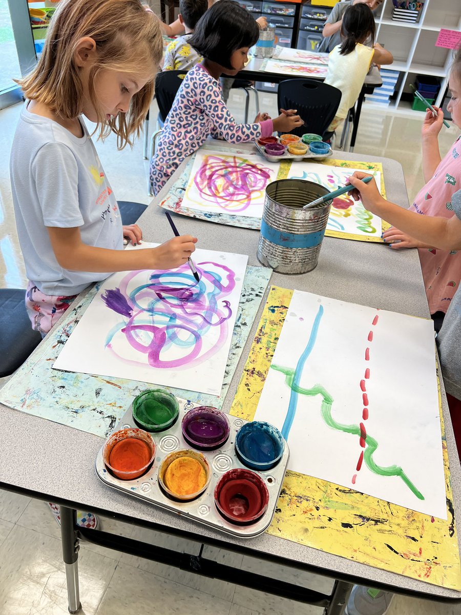 MrsSims7's tweet image. This week First Grade Artists are learning about abstract art and the artist Wassily Kandinsky. They started painting their own piece of abstract art while listening to classical music like Kandinsky! @RiverRidgeElem