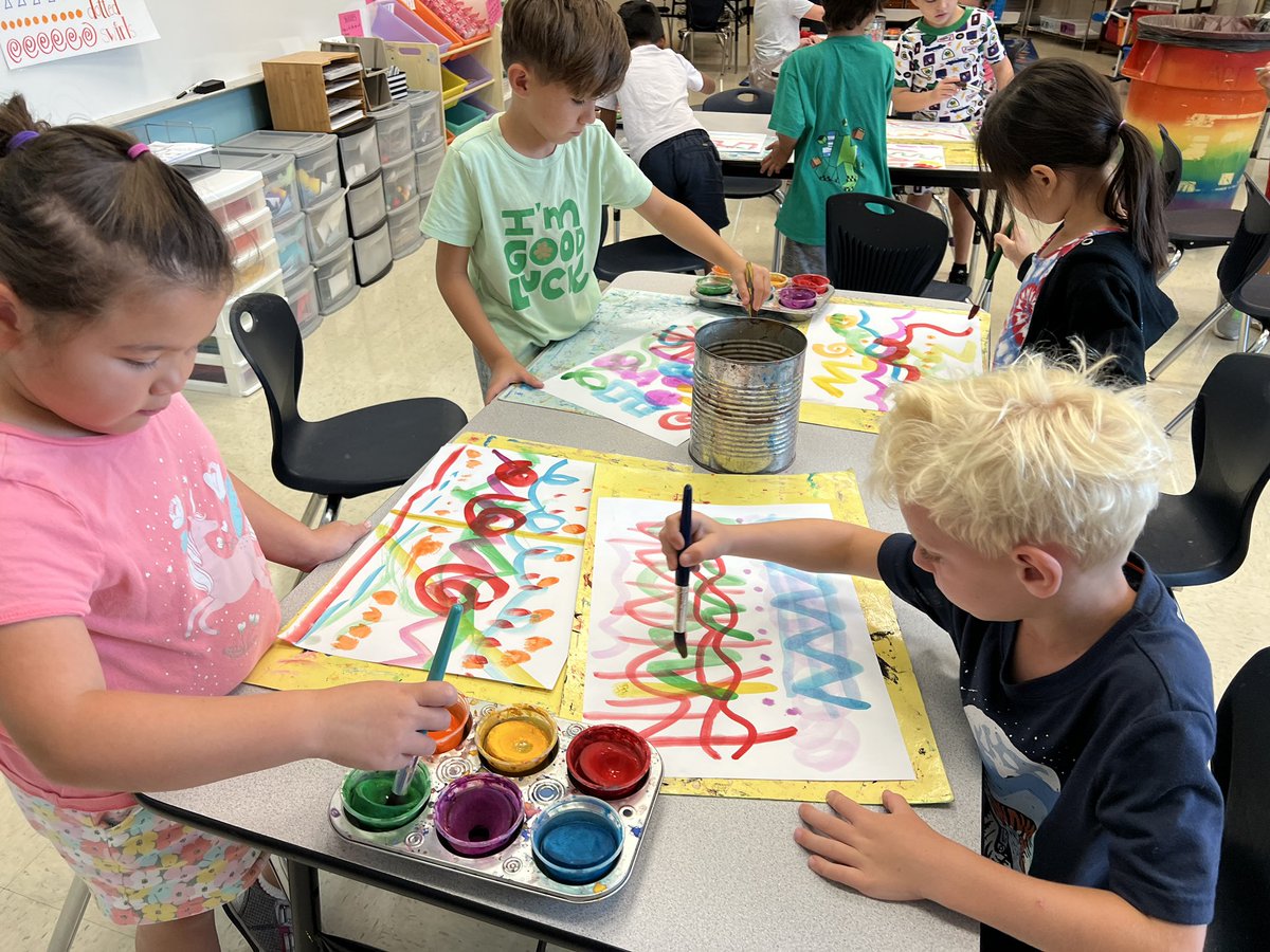 MrsSims7's tweet image. This week First Grade Artists are learning about abstract art and the artist Wassily Kandinsky. They started painting their own piece of abstract art while listening to classical music like Kandinsky! @RiverRidgeElem