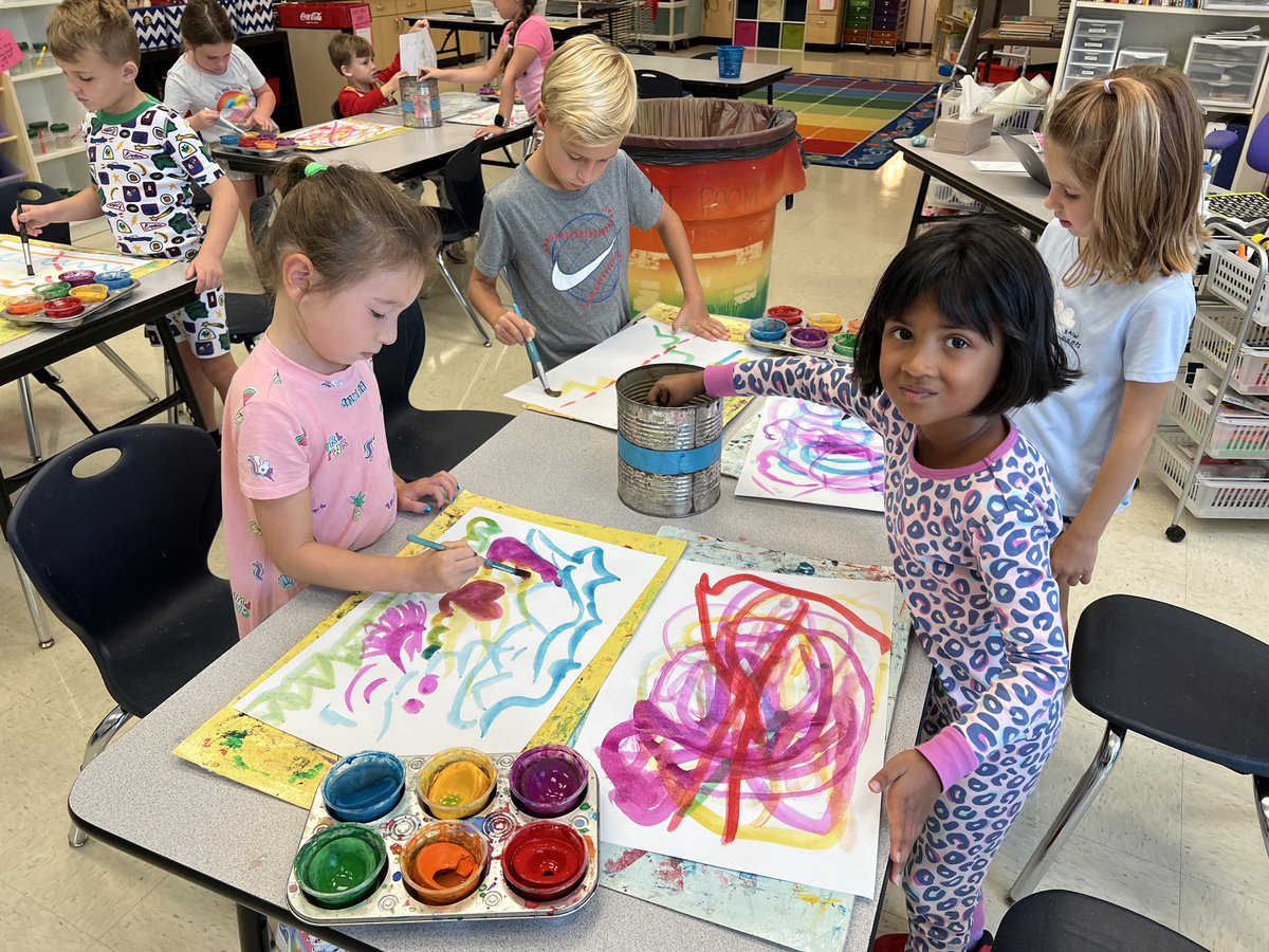 MrsSims7's tweet image. This week First Grade Artists are learning about abstract art and the artist Wassily Kandinsky. They started painting their own piece of abstract art while listening to classical music like Kandinsky! @RiverRidgeElem