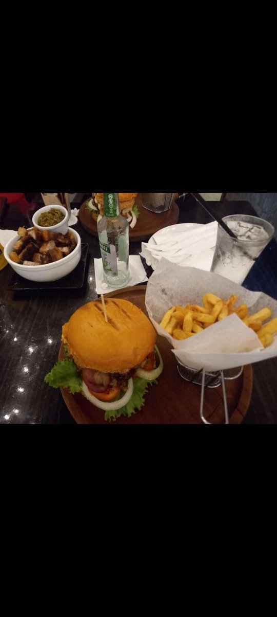 FaithMd251's tweet photo. what's better than a good burger ? 
#Foodie https://t.co/bu7Ji74sy6
