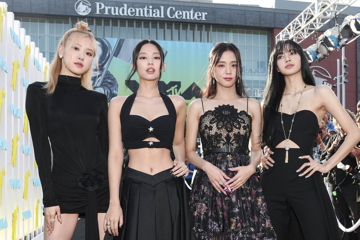HA4pinks's tweet photo. Si perdían se iban a burlar, si ganaban iban a atacar. El problema no era el premio, las votaciones ni la música, el problema es que es Bp y les cuesta ver a un grupo de mujeres asiáticas estar en las grandes ligas, mover audiencias y tener buenos números
RESPECT FOR BLACKPINK https://t.co/gHYd3CHQRb