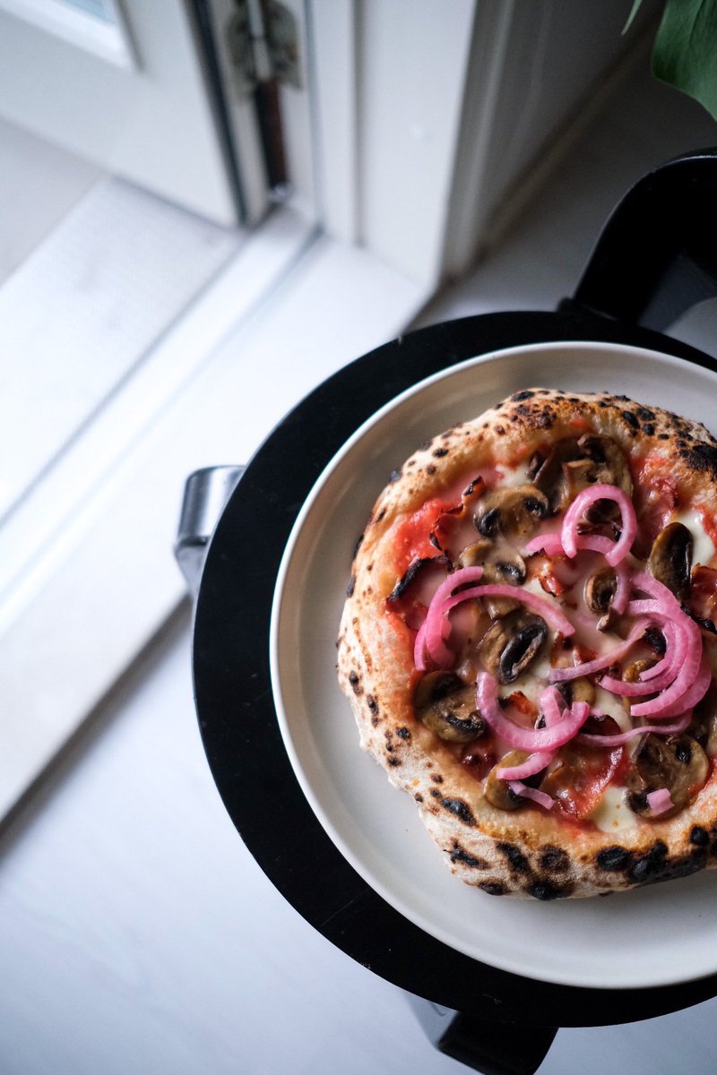 Myös kokeilevampi meno kuuluu kesän ruoanlaittoon. Keskelle Suomen suvea hankitulla <a href="/OoniHQ/">Ooni</a> ehdittiin treenailla parikymmentä Napolin pitsaa. Osaa jälleen arvostaa käsityöläisyyttä ruoanlaitossa. Näissä toimivat erinomaisesti kotimaiset <a href="/FazerGroup/">Fazer</a> pizzajauhot.