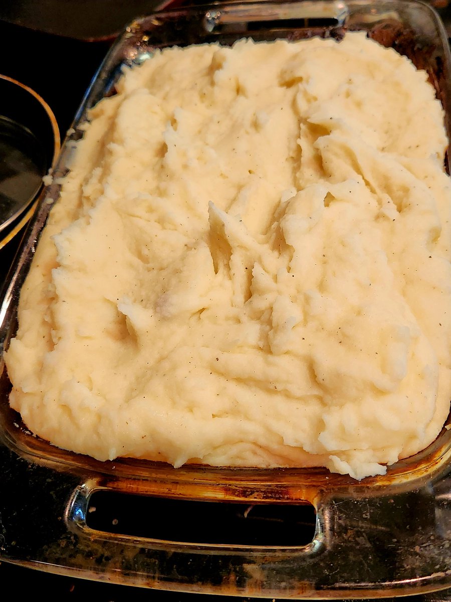 Rhonda_BMXMom's tweet photo. This is what's for dinner tonight. Loaded baked potato meat loaf casserole. 😋😋😋 #withGalaxy @SamsungMobileUS #GalaxyZFold4 #samsunggalaxy #thisgirllovestocook #homemade #Cooking #photography #dinner #whoneedsfastfood #countrycooking https://t.co/IpQ2kq2XQH