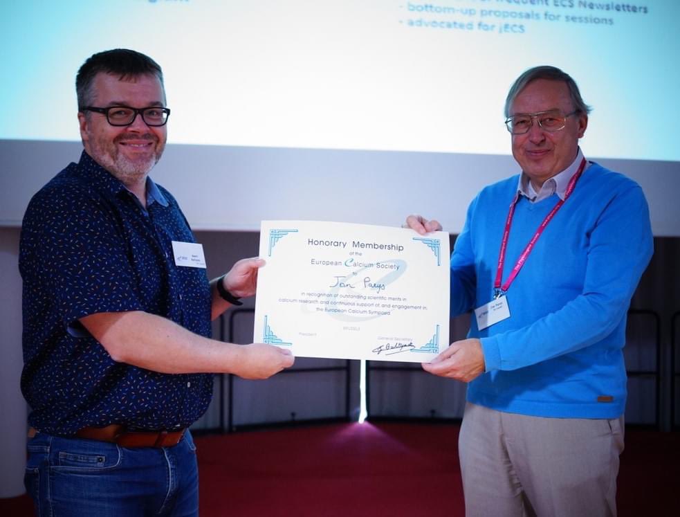 LMCSLeuven's tweet image. #ECS2022 had many memorable moments! One of them was handing over the Honorary ECS Member certificate to one of my mentors in name of ECS Board and ECS President Andreas Guse! 🙏 @pchoern for capturing this special moment! As SG, Jan served and shaped @EuroCalcium for &amp;gt; 🔟 years!