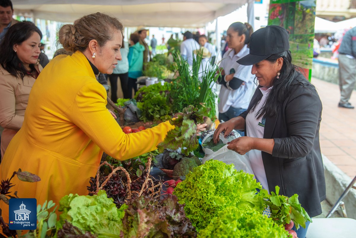 MunicipioDeLoja's tweet photo. ...La alcaldesa, Patricia Picoita, recorrió los diferentes stands para conocer la riqueza productiva y artesanal de la parroquia y expresó a los comerciantes que desde la municipalidad se continuarán promoviendo estas actividades. 

#TrabajamosParaTi https://t.co/helGS52tSQ