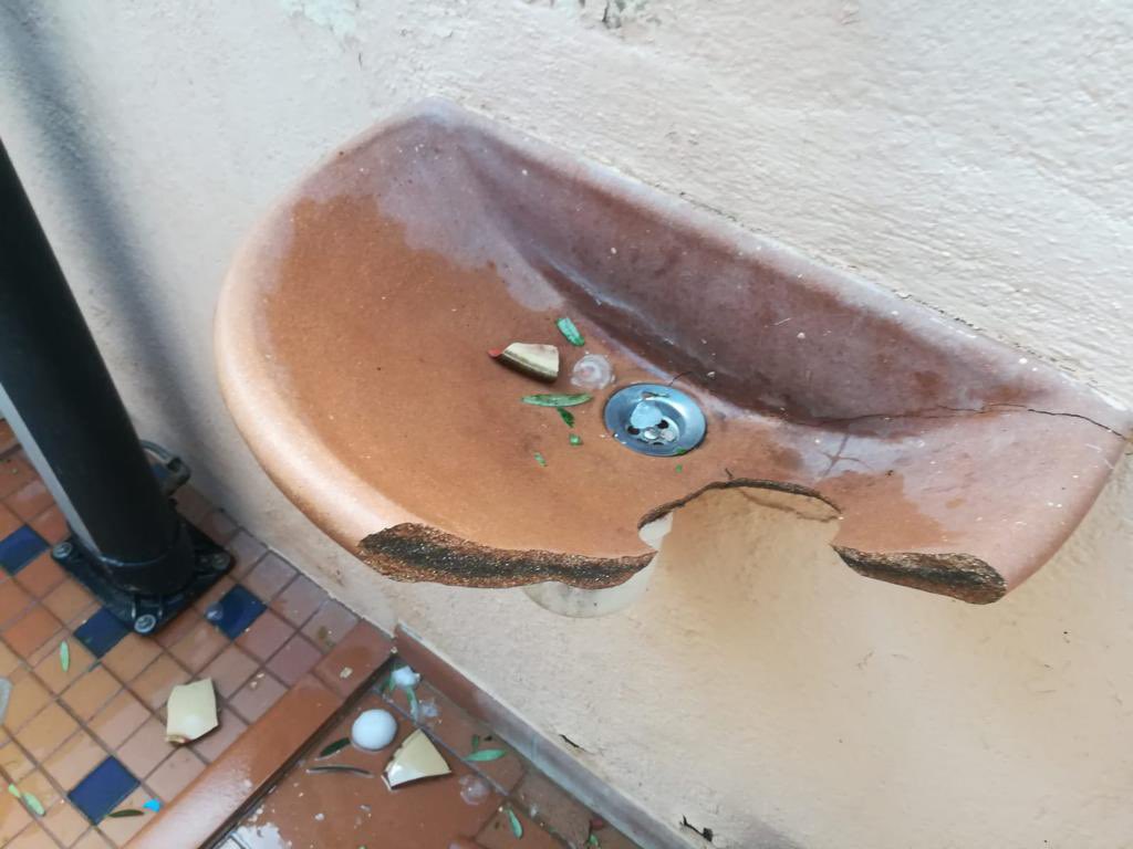 What happened today in #LaBisbal in Girona (Catalonia) is totally incredible! 10cm hail!! All destroyed! 24 people injured!! <a href="/ScottDuncanWX/">Scott Duncan</a> <a href="/severeweatherEU/">SWE | severe-weather.eu</a> <a href="/hydra_66/">tous les airs y sont</a> <a href="/metoffice/">Met Office</a>