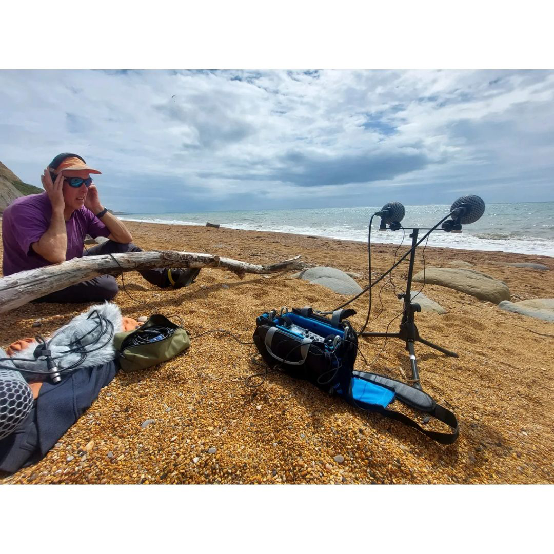 16x9inc's tweet photo. @ezra_gray_audio getting some great audio on the beach 🏖🎤🎧🙂
#orcabags #fieldrecording #workshop #soundart #audioworkshop #soundscape #deeplistening #sonicart #meditation #microphones #naturesounds #audioengineer #lomaudio #zoomf4 #recording #DorsetArts https://t.co/MaBxI42ZfB