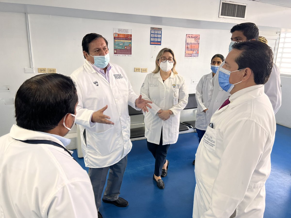 HGuayaquil's tweet photo. #JuntosPorLaSalud | Con el objetivo de fortalecer los procesos de atención, @CarlosEPazS, gerente hospitalario y @PabloGonzalezEc, director asistencial, recorren Emergencia y Hospitalización para la activación de planes estratégicos de mejoramiento de la calidad de los servicios. https://t.co/FJJWi4sqHW