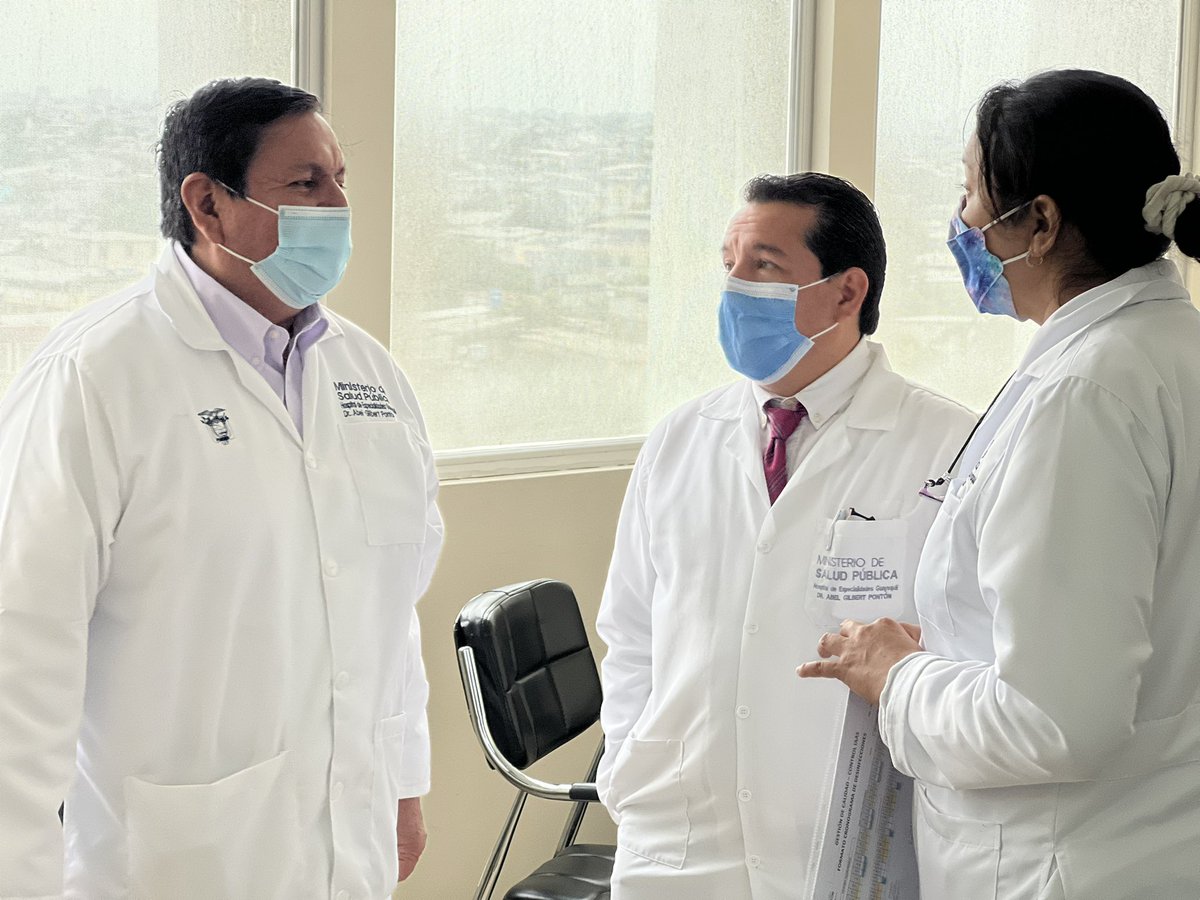 HGuayaquil's tweet photo. #JuntosPorLaSalud | Con el objetivo de fortalecer los procesos de atención, @CarlosEPazS, gerente hospitalario y @PabloGonzalezEc, director asistencial, recorren Emergencia y Hospitalización para la activación de planes estratégicos de mejoramiento de la calidad de los servicios. https://t.co/FJJWi4sqHW