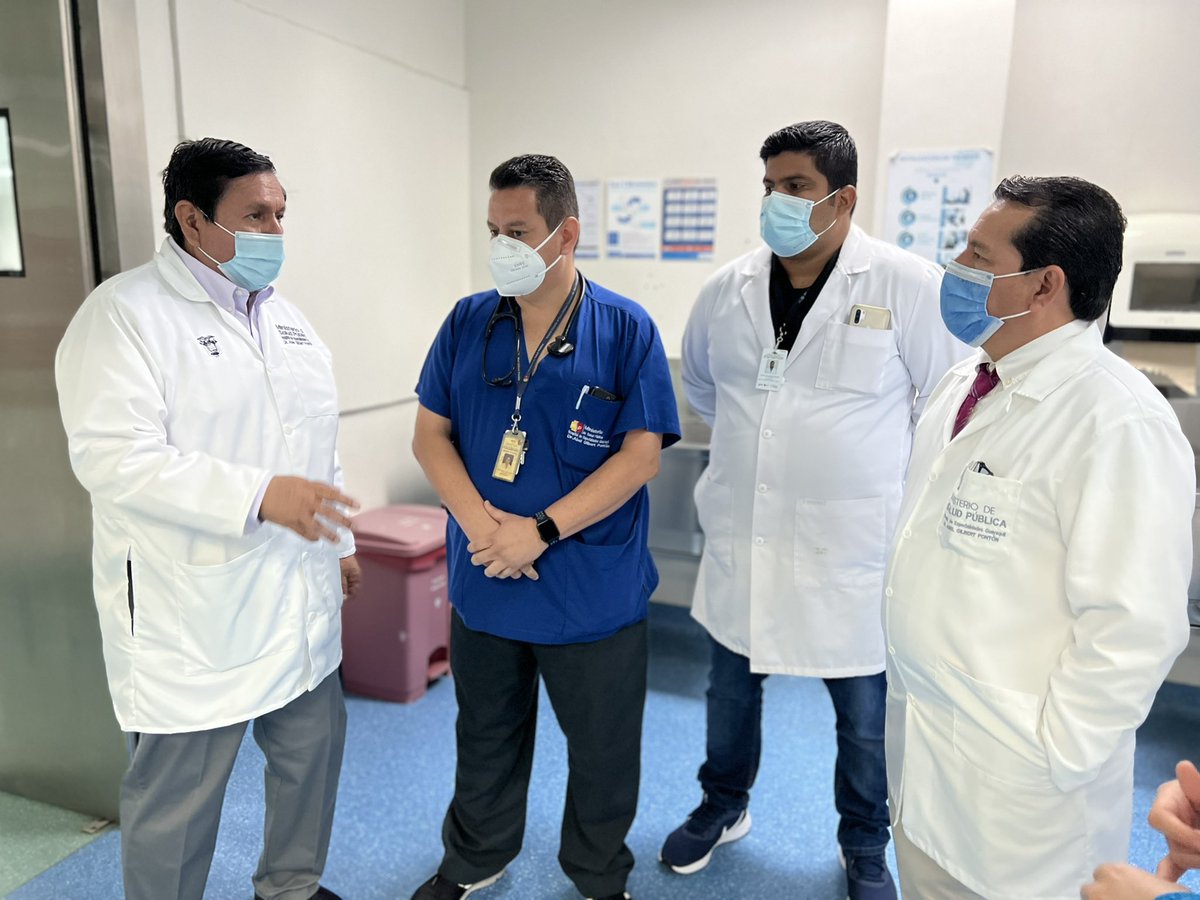 HGuayaquil's tweet photo. #JuntosPorLaSalud | Con el objetivo de fortalecer los procesos de atención, @CarlosEPazS, gerente hospitalario y @PabloGonzalezEc, director asistencial, recorren Emergencia y Hospitalización para la activación de planes estratégicos de mejoramiento de la calidad de los servicios. https://t.co/FJJWi4sqHW