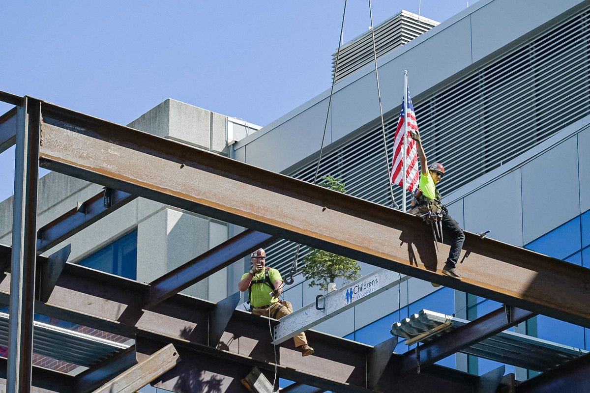 TheBoldtCo's tweet image. Boldt and @CannonDesign were proud to join @childrenswi for their #toppingoff ceremony for the new Skywalk Building, which will house their #EmergencyDepartment and Trauma Center. Kids and families interacted with Buckley the therapy dog and enjoyed other activities. Congrats!