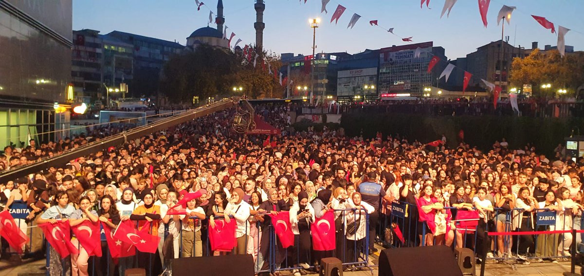 tcgaziosmanpasa's tweet photo. 30 Ağustos Zafer Bayramı etkinliklerinde halkımızın yoğun katılım gösterdiği her alanda KADES bilgilendirmelerimiz devam ediyor. https://t.co/U52X9qbUxE