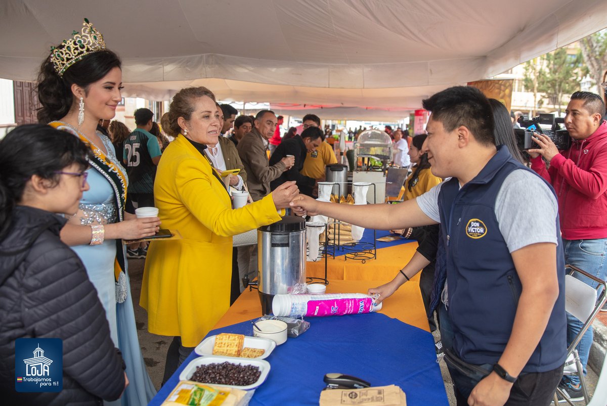 MunicipioDeLoja's tweet photo. ...La alcaldesa, Patricia Picoita, recorrió los diferentes stands para conocer la riqueza productiva y artesanal de la parroquia y expresó a los comerciantes que desde la municipalidad se continuarán promoviendo estas actividades. 

#TrabajamosParaTi https://t.co/helGS52tSQ
