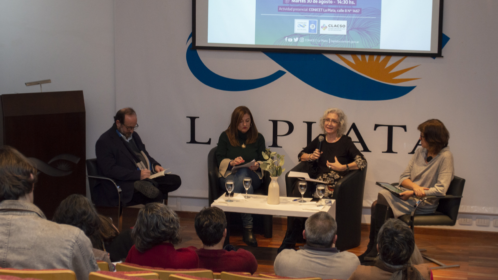 Hoy se realizó el primer encuentro del ciclo de charlas “Políticas públicas, #ciencia y #género” organizado por el Espacio de Atención de Violencia Laboral y de Género del #CONICET #LaPlata. Contó con la participación de <a href="/GloriaChicote/">Gloria Chicote</a>, <a href="/EstelaEDiaz/">Estela Díaz</a>, <a href="/kbatthyany/">Karina Batthyány</a> y <a href="/MarioPecheny/">Mario Pecheny</a>.