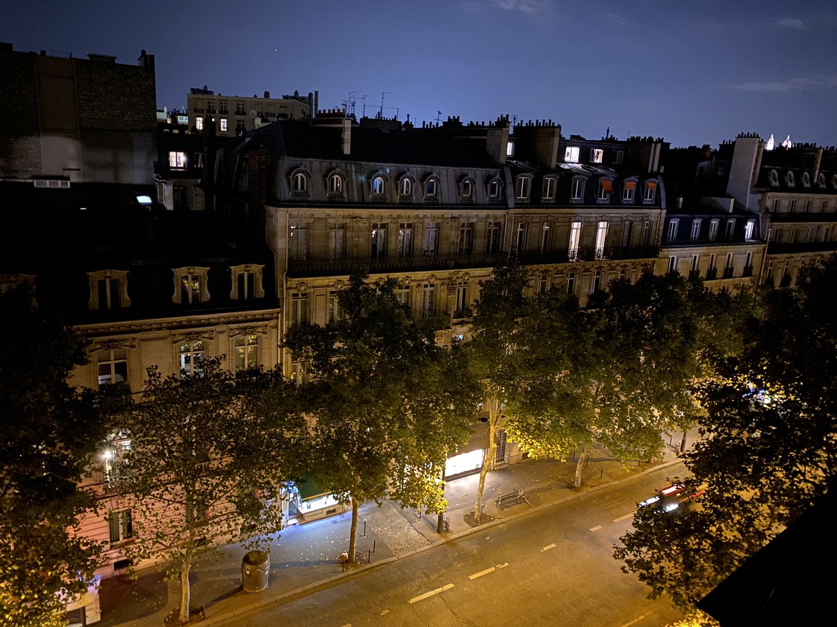 Quitter le bureau à 22h  après une journée à débattre #SobrieteEnergetique à #LaREF2022 et ailleurs…. et voir que les réflexes ne sont pas acquis par tous ds le quartier !
À <a href="/FNSEA/">La FNSEA</a> la sobriété est lancée !
On relève le défi … et les objectifs !
#agriculture #Solutions #Climat
