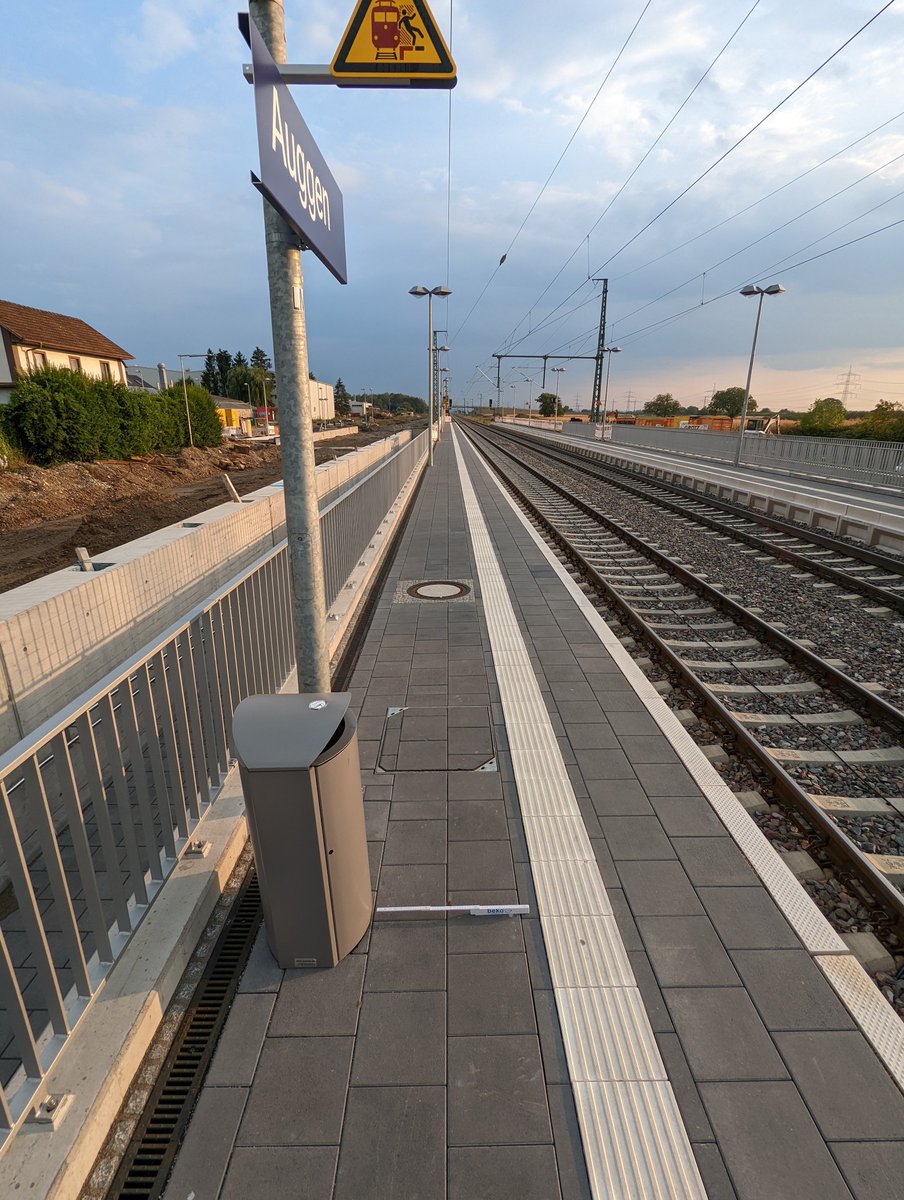 _Dwark_'s tweet photo. @DB_Bahn Ihr baut die Bahnsteige oft so mega-schmal an eine Trasse mit Güterverkehr, "spendiert" noch eine kleine Wartebucht am Bahnsteig und kritisiert dann, dass die Leute nicht über die ganze Zuglänge verteilt einsteigen? Nicht euer ernst! #Auggen #Rheintalbahn https://t.co/ZPye89UJzy