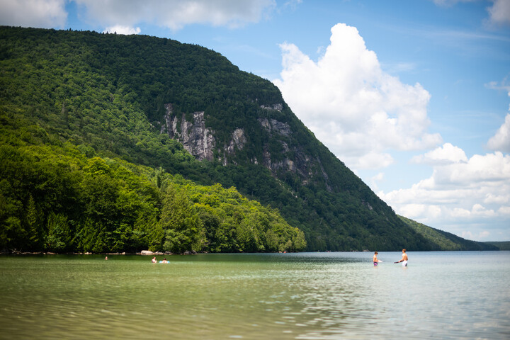 VermontTourism's tweet photo. Relax lakeside near fjord-like mountains at a Vermont beach, where you can rent boats or stand-up paddleboards, enjoy ice cream and local snacks from food trucks, swim, dive, and camp nearby. #NationalBeachDay #ThisIsVT https://t.co/3O6q377Mpa