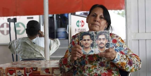 LauraSanchezLey's tweet photo. Hoy día de los #Desaparecidos quiero contarles una de las historias que me marcaron. Las de ocho jóvenes ingenieros de Nextel que secuestraron los Zetas, se cree, para instalarles antenas en Tamaulipas. Estuve con sus familia hace tiempo y así ocurrieron los terribles hechos 🧶 https://t.co/jHyQRkhs4x