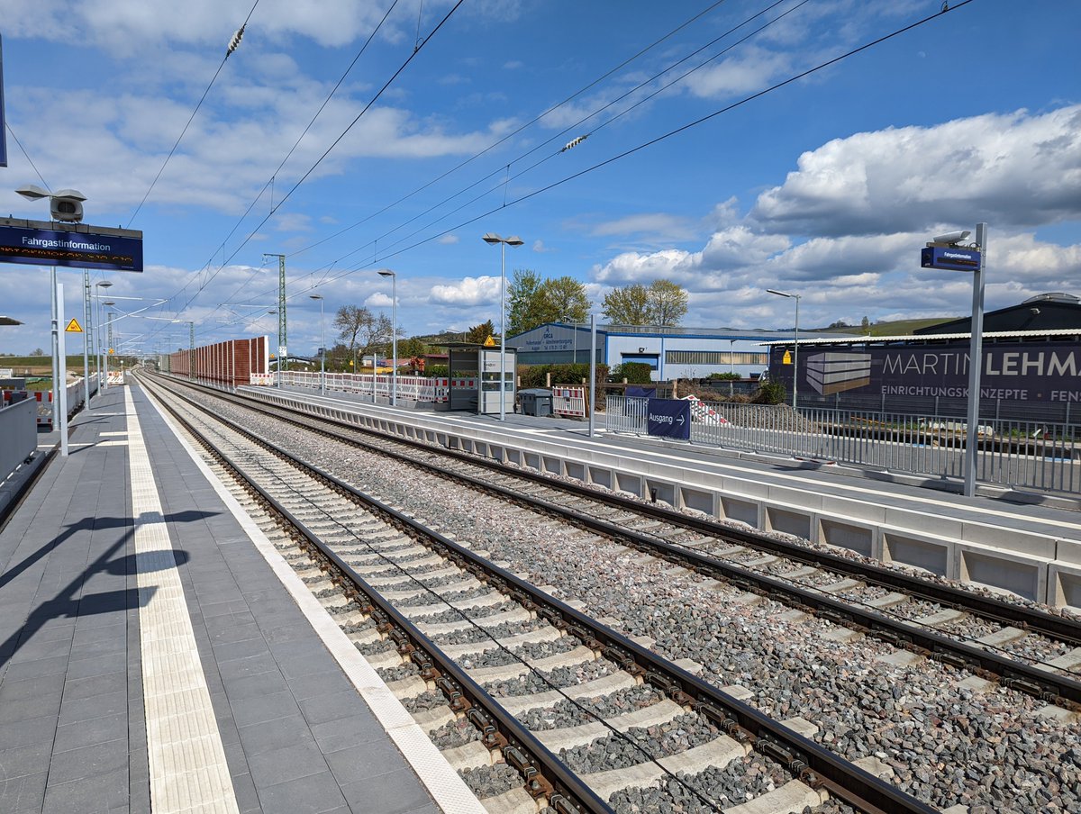_Dwark_'s tweet photo. @DB_Bahn Ihr baut die Bahnsteige oft so mega-schmal an eine Trasse mit Güterverkehr, "spendiert" noch eine kleine Wartebucht am Bahnsteig und kritisiert dann, dass die Leute nicht über die ganze Zuglänge verteilt einsteigen? Nicht euer ernst! #Auggen #Rheintalbahn https://t.co/ZPye89UJzy