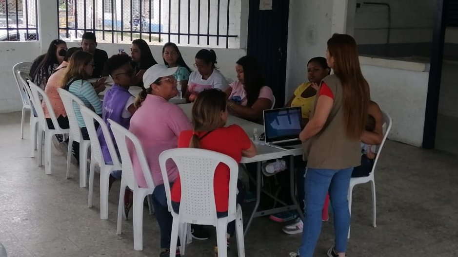 PoderSororo's tweet photo. #hoy en la comuna 13 primer grupo, programa #coexitir en articulación con  @sidocfundacion @USAID_Colombia  #podersororo con los #migrantes y población colombiana 💜💜 #cocrear #empoderamiento #socialysolidario #sidoc https://t.co/DNGMHqePQs