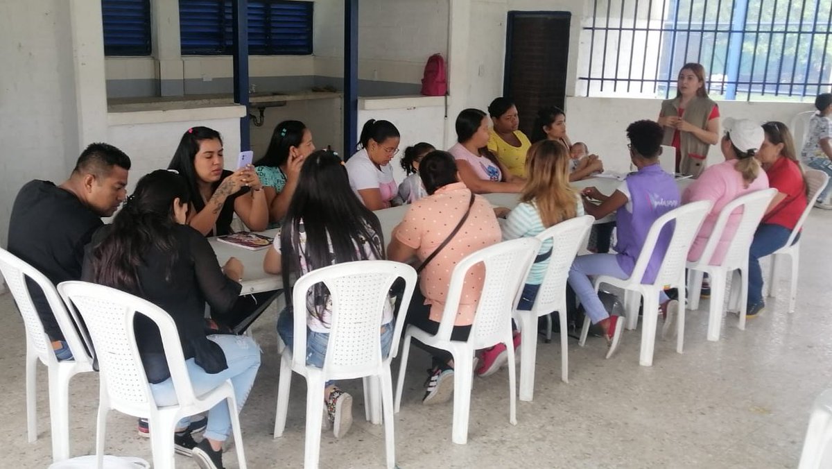 PoderSororo's tweet photo. #hoy en la comuna 13 primer grupo, programa #coexitir en articulación con  @sidocfundacion @USAID_Colombia  #podersororo con los #migrantes y población colombiana 💜💜 #cocrear #empoderamiento #socialysolidario #sidoc https://t.co/DNGMHqePQs