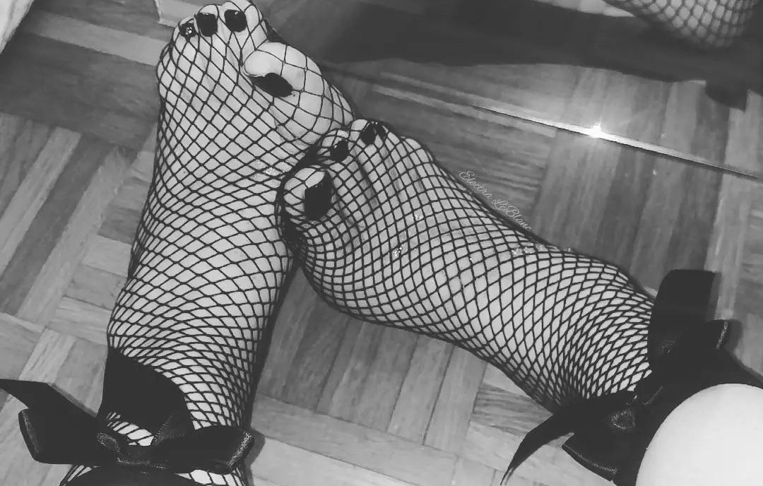 miss_electra1's tweet photo. Fishnet socks are the best socks
https://t.co/Kq7vxDBxSz https://t.co/bsGbjpZp2L
