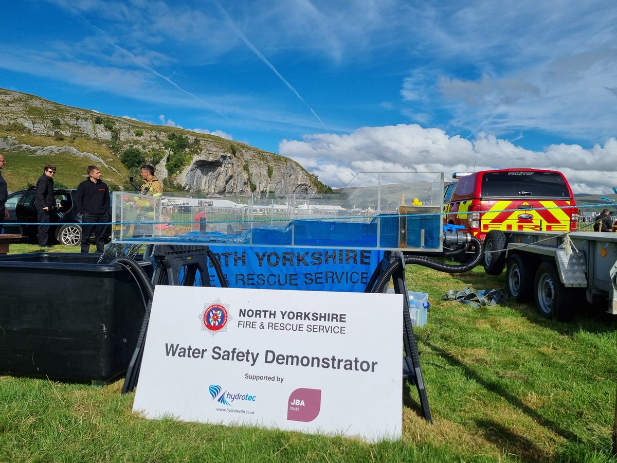PSOGRASSINGTON's tweet photo. A great day out today in the sun with @GRA_NYFRS &amp; @AlicePso @KilnseyShow

💧🛶
Showing off the water safety flume and road safety with a fantastic back drop! 
🚗
🚓
🚑
🚒
#Watersafety
#RoadSafety 
#YorkshireDales 
#Showseason
#KilnseyCragg
#Publicsafetyofficer https://t.co/4vU5zbMuG3