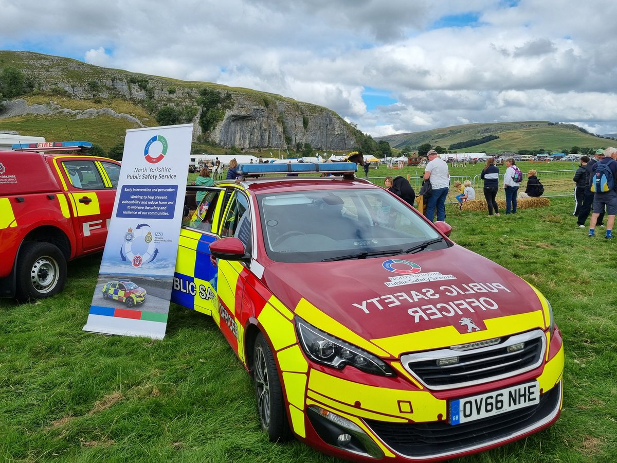 PSOGRASSINGTON's tweet photo. A great day out today in the sun with @GRA_NYFRS &amp; @AlicePso @KilnseyShow

💧🛶
Showing off the water safety flume and road safety with a fantastic back drop! 
🚗
🚓
🚑
🚒
#Watersafety
#RoadSafety 
#YorkshireDales 
#Showseason
#KilnseyCragg
#Publicsafetyofficer https://t.co/4vU5zbMuG3