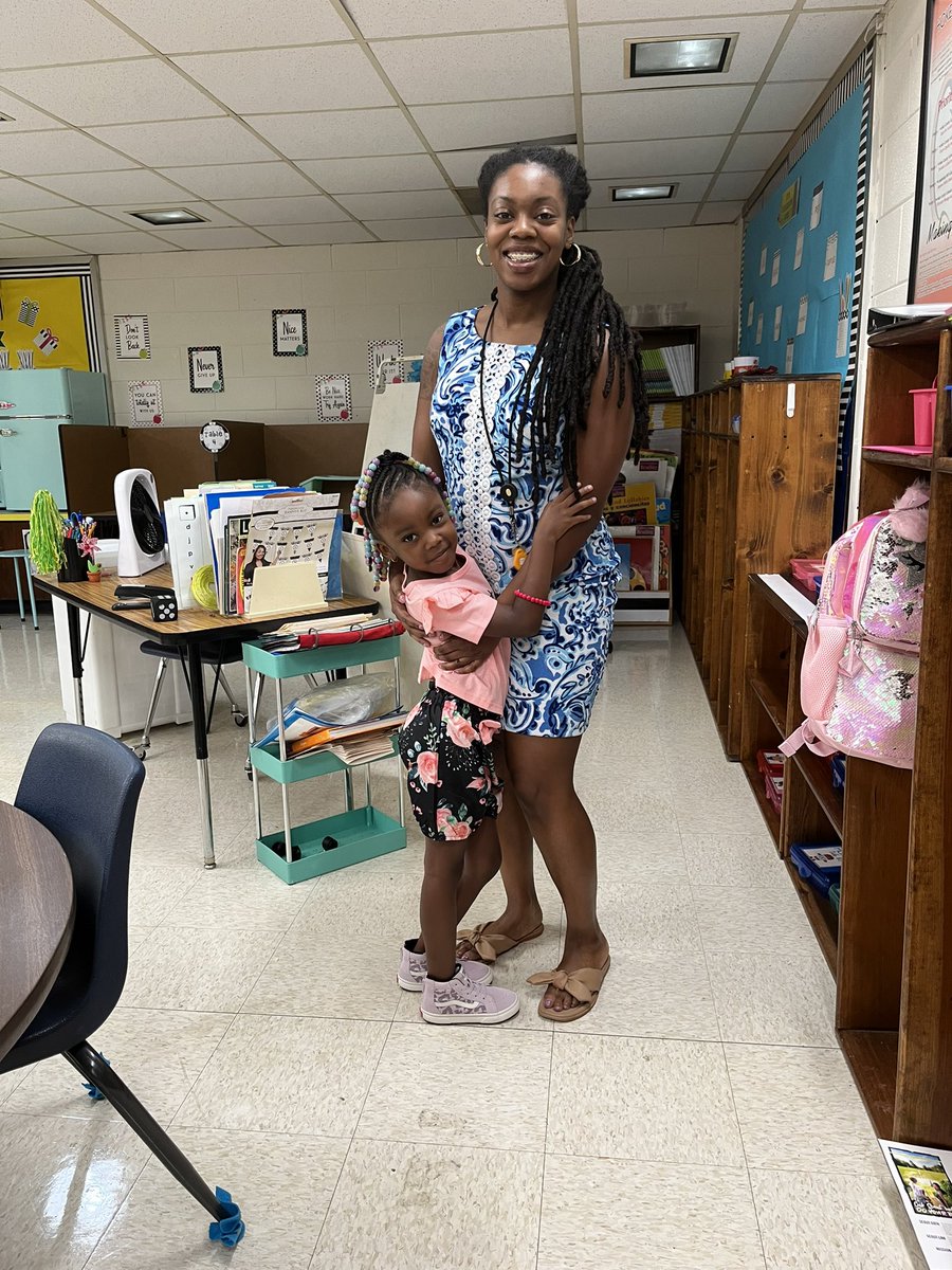 Suttons_Science's tweet photo. My daughter’s first day in Kindergarten and as a #Scurlockbear 💜💜💜💜 @Scurlockbears https://t.co/dpbKTVsoir