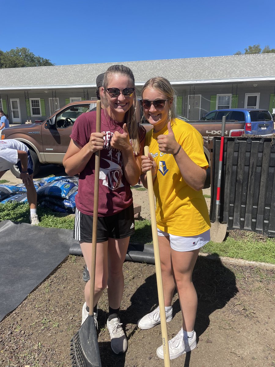 MMULancersWBB's tweet photo. An awesome day for MMU! We had mass, NFL speaker Jay Novacek, and finished off with some community service around town! #2022MMUMissionDay https://t.co/gv9BfrISEo