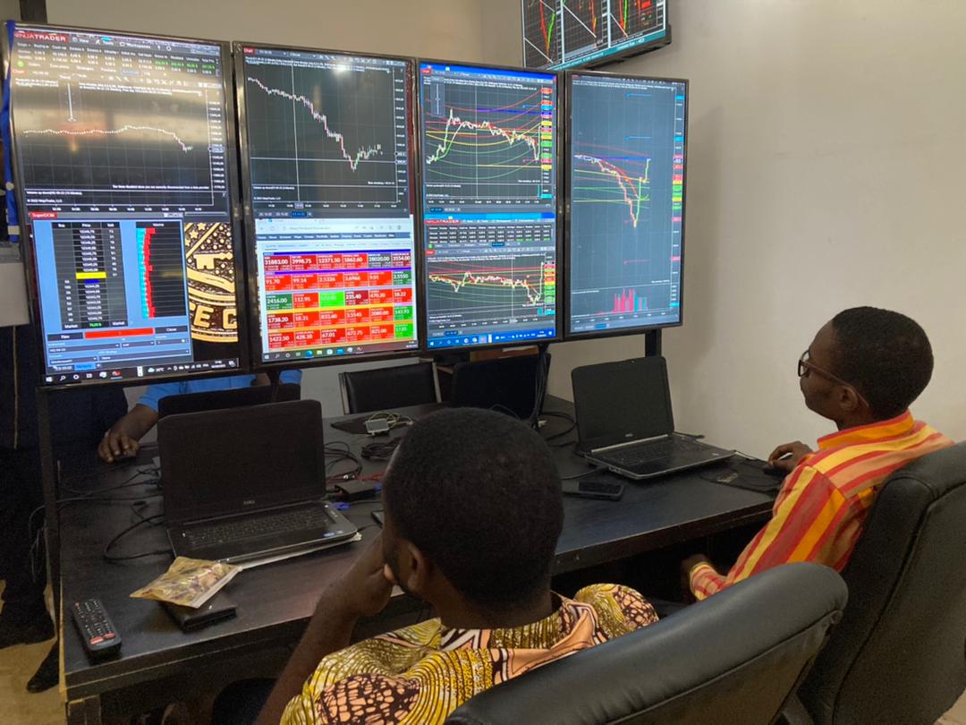 CRTV_web's tweet image. #Cameroun 
Une salle de marchés financiers à Yaoundé. 
La structure, qui est l’œuvre de 2 jeunes Camerounais de la diaspora, a été visitée ce jour par une délégation du Réseau des parlementaires pour la diaspora, conduite par l’honorable Louis Henri Ngantcha, président du Réseau.