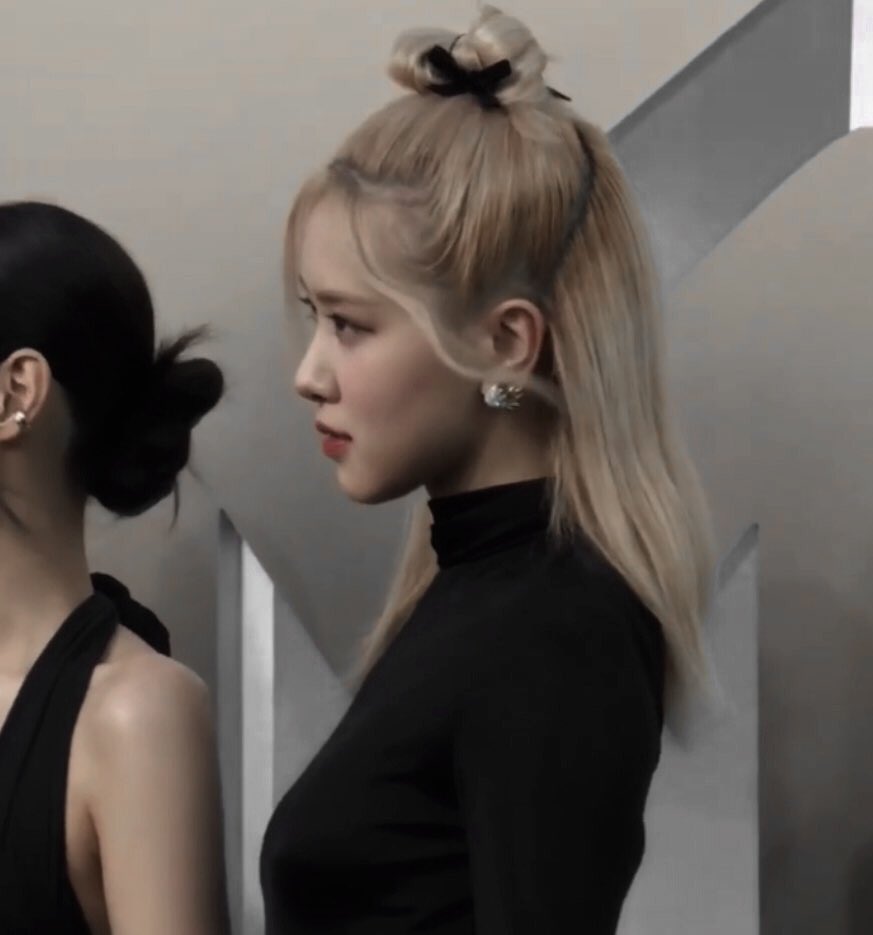 G0THSE's tweet photo. the prettiest side profile https://t.co/1VcCajVh95